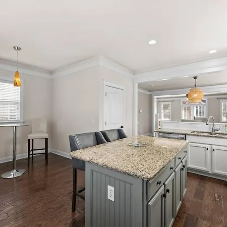 3Br/3.5Bath Uptown Aloft House. Villa